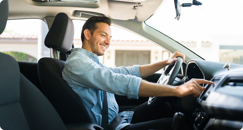 Persona feliz, conduciendo